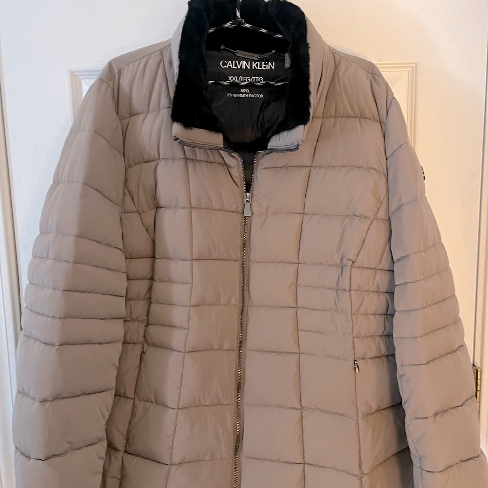 Women’s Warm winter coat with detachable hood, like new, worn a few times